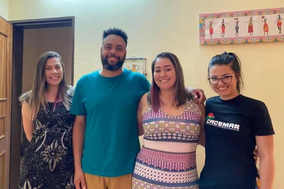 Jeferson Luiz da Silva, 37 anos, e Kamila Bianchi da Silva, 31 anos, Larissa Perske Carneiro, 23 anos, e Paola Góis Muniz, 28 anos, estão há 15 dias sem conseguir deixar o Burkina Faso <!-- NICAID(14750350) -->
