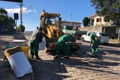 A Companhia de Desenvolvimento de Caxias do Sul (Codeca) realizou na última sexta-feira (29) mais uma edição da Operação Bota-Fora. Foram atendidos os bairros Arcobaleno, Bom Pastor e São Caetano, locais beneficiados com o programa Luz, Cor e Flor da Prefeitura de Caxias. No total, no Bota-fora foram recolhidas 55 toneladas de resíduos.<!-- NICAID(15085427) -->