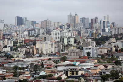 CAXIAS DO SUL, RS, BRASIL, 13/10/2026. Municípios precisam se adequar a regras da Reforma Tributária do Consumo, entre elas mudanças de legislação e atualização do cadastro de imóveis urbanos. Na foto, vistas gerais da cidade, a partir do mirante do Jesus Terceiro Milênio, nos pavilhões da Festa da Uva. (Porthus Junior/Agêndia RBS)Indexador: Neimar De Cesero<!-- NICAID(16386435) -->