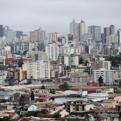 CAXIAS DO SUL, RS, BRASIL, 13/10/2026. Municípios precisam se adequar a regras da Reforma Tributária do Consumo, entre elas mudanças de legislação e atualização do cadastro de imóveis urbanos. Na foto, vistas gerais da cidade, a partir do mirante do Jesus Terceiro Milênio, nos pavilhões da Festa da Uva. (Porthus Junior/Agêndia RBS)Indexador: Neimar De Cesero<!-- NICAID(16386435) -->