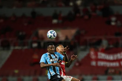 PORTO ALEGRE, RS, BRASIL, 21-09-2025: Em jogo válido pela 24ª rodada do Brasileirão, o Grenal 448 iniciou com uma carga extra de tensão com os dois treinadores ameaçados de perderem seus cargos.  No primeiro turno, o resultado foi 1 a 1 na Arena.  Foto: Renan Mattos/Agência RBS<!-- NICAID(16129900) -->