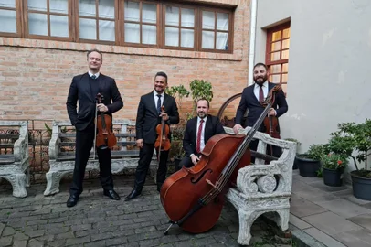 Temporada dos Concertos ao Entardecer começa dia 30Apresentações gratuitas abrem com o Quarteto de Cordas da UCS e festejam os 30 anos do projeto do LionsEduC e Setor Cultural da UCS em parceria com o Museu Municipal de Caxias do Sul.No primeiro concerto, o Quarteto de Cordas da UCS formado pelos músicos Rodrigo Maciel e Wagner Rezer (violinos), Carlos Zinani (viola) e Fabio Alves (contrabaixo) apresentará um repertório que intercalas peças clássicas a músicas dos Beatles. Na primeira parte serão apresentadas obras do período Barroco – Telemann – e Neobarroco – Respighi e Penderecki. Na segunda parte do programa o Quarteto de Cordas apresenta uma seleção de canções dos Beatles com ar ranjos de Dr. Jack Long e Ayres Potthoff.FOTO: da esquerda para a direita Wagner Rezer e Rodrigo Maciel (violinos), Fabio Alves (contrabaixo) e Carlos Zinani (viola).<!-- NICAID(15410647) -->