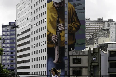Mateus Bruxel / Agencia RBS Porto Alegre, RS, Brasil, 29-11-2022: Mural do artista Apolo Torres em edifício na avenida Loureiro da Silva, 1960. Foto: Mateus Bruxel / Agência RBS Indexador: Mateus Bruxel<!-- NICAID(15280846) -->