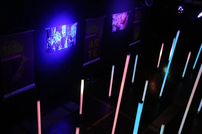 Na união de arte e tecnologia, Caxias do Sul recebe a exposição imersiva Arte, tecnologia e interatividade em harmonia até o dia 19, no Ponto Coletivo. Integrando a programação da segunda fase do Caxias Soul Duetos, a mostra foi criada por Samuel Antoniazzi, com curadoria da fotógrafa Liliane Giordano. <!-- NICAID(15969212) -->