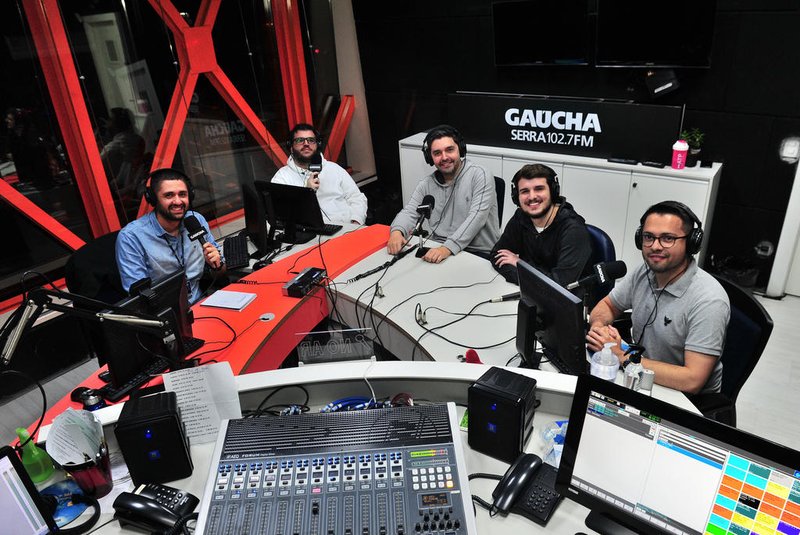 ExhibitionCAXAS DO SUL, RS, BRASIL, 12/09/2022. Equipe de esportes da Rádio Gaúcha Serra na comemoração das 500 edições do Show dos Esportes. Eduardo Costa, Marcelo Rocha, Maurício Reolon, Rodolfo Grandi e Tiago Nunes. (Porthus Junior/Agência RBS)<!-- NICAID(15204288) -->