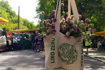 A campanha Sábado Sem Sacola Plástica iniciou em 25 de maio de 2019 por meio de uma parceria entre a Feira dos Agricultores Ecologistas e a Feira Ecológica do Bom Fim<!-- NICAID(16079974) -->