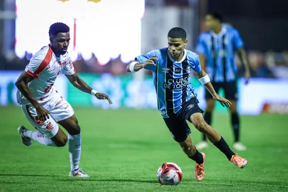 Gremio x GuaranyRS - FUTEBOL/CAMPEONATO GAUCHO 2026 /GREMIO X GUARANY  - ESPORTES - Lance da partida entre Gremio e Guarany disputada na noite desta quarta-feira no EstÃ¡dio Estrela DÃlva, em Bage, valida pelo Campeonato Gaucho 2026. FOTO: LUCAS UEBEL/GREMIO FBPAEditoria: SPOLocal: BageIndexador: Lucas UebelSecao: futebolFonte: Gremio.netFotógrafo: Gremio x Guarany<!-- NICAID(16208995) -->
