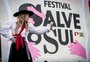Acompanhada de artistas nativistas, Luísa Sonza se emociona ao abrir o segundo dia do festival Salve o Sul