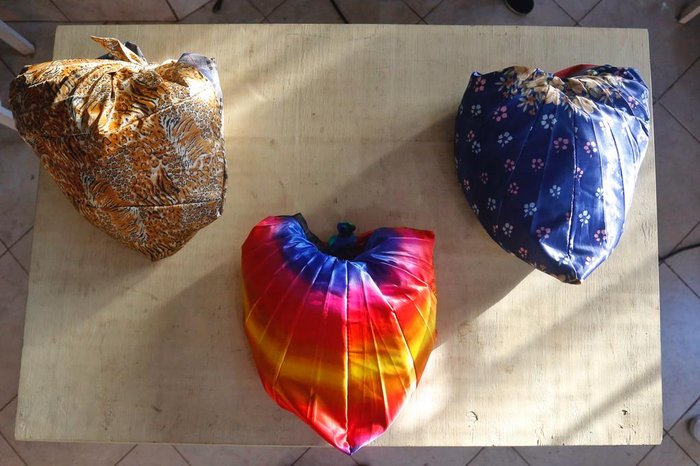 Dobrada, a capa vira uma bolsa, usada para proteger os itens pessoais