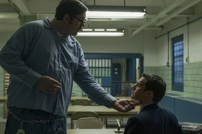 Cena de "Mindhunter", nova série da Netflix, com os atores Cameron Britton (esquerda) e Jonathan Groff <!-- NICAID(13213282) -->