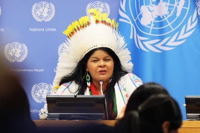 New York, Nova Iorque - ABRIL 17, 2023: A ministra do Povo Sonia Guajajara fala durante um fórum na sede das Nações Unidas em 17 de abril de 2023 na cidade de Nova York. Guajajara falou durante um Fórum Permanente das Nações Unidas sobre Questões Indígenas<!-- NICAID(15405497) -->