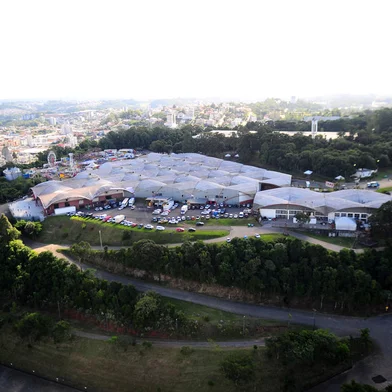 CAXIAS DO SUL, RS, BRASIL, 20/02/2024. 34ª Festa Nacional da Uva no Parque Mário Bernardino Ramos (Pavilhões da Festa da Uva). Passeio de helicóptero. Vistas aéreas de Caxias do Sul. (Porthus Junior/Agência RBS)<!-- NICAID(15685745) -->