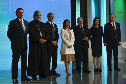 (L to R) Brazilian presidential candidates Jair Bolsonaro (PL), Padre Kelmon (PTB),  Luiz Felipe D'Avila (Novo), Soraya Thronike (Uniao), Luiz Inacio Lula da Silva (PT), Simone Tebet (MDB) and Ciro Gomes (PDT) pose before a presidential debate ahead of the October 2 general election, at the Globo television network in Rio de Janeiro, Brazil, on September 29, 2022. (Photo by MAURO PIMENTEL / AFP)<!-- NICAID(15221792) -->