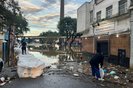 CENTRO HISTÓRICO / PORTO ALEGRE - Água recua no Centro Histórico, mas lixo se acumula. Rua Riachuelo em 17/05/2024<!-- NICAID(15766720) -->