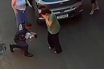 Bombeiro utilizou a manobra de Heimlich para salvar um bebê de um mês que se engasgou com um medicamento líquido em Uruguaiana, na Fronteira Oeste. Caso foi na quinta-feira (2).<!-- NICAID(16258379) -->