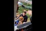 Temporal alaga ruas de Lindolfo Collor; vídeo mostra homem e cão sendo resgatados de helicóptero