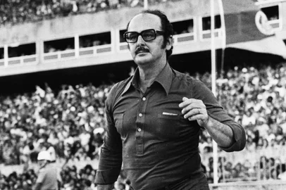 CRÉDITO FOTÓGRAFO: CARLOS RODRIGUES, Agência RBS, 14/12/1975-Rubens Minelli,  treinador.-Inter Campeão Brasileiro de 1975.No dia 14 de dezembro de 75, o Inter tornou-se campeão brasileiro ao vencer o Cruzeiro com um gol de Figueroa.Campeonato Brasileiro de 1975Estádio Beira-Rio -#Envelope: 111683CRÉDITO FOTÓGRAFO: CARLOS RODRIGUES, Agência RBS, 14/12/1975<!-- NICAID(6390368) -->