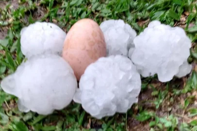 Em função do temporal, que atinge a Serra no final da tarde desta sexta-feira (9), em São Francisco de Paula houve queda de granizo, mobilizando a Defesa Civil e o departamento de habitação do município para atendimentos<!-- NICAID(15202478) -->