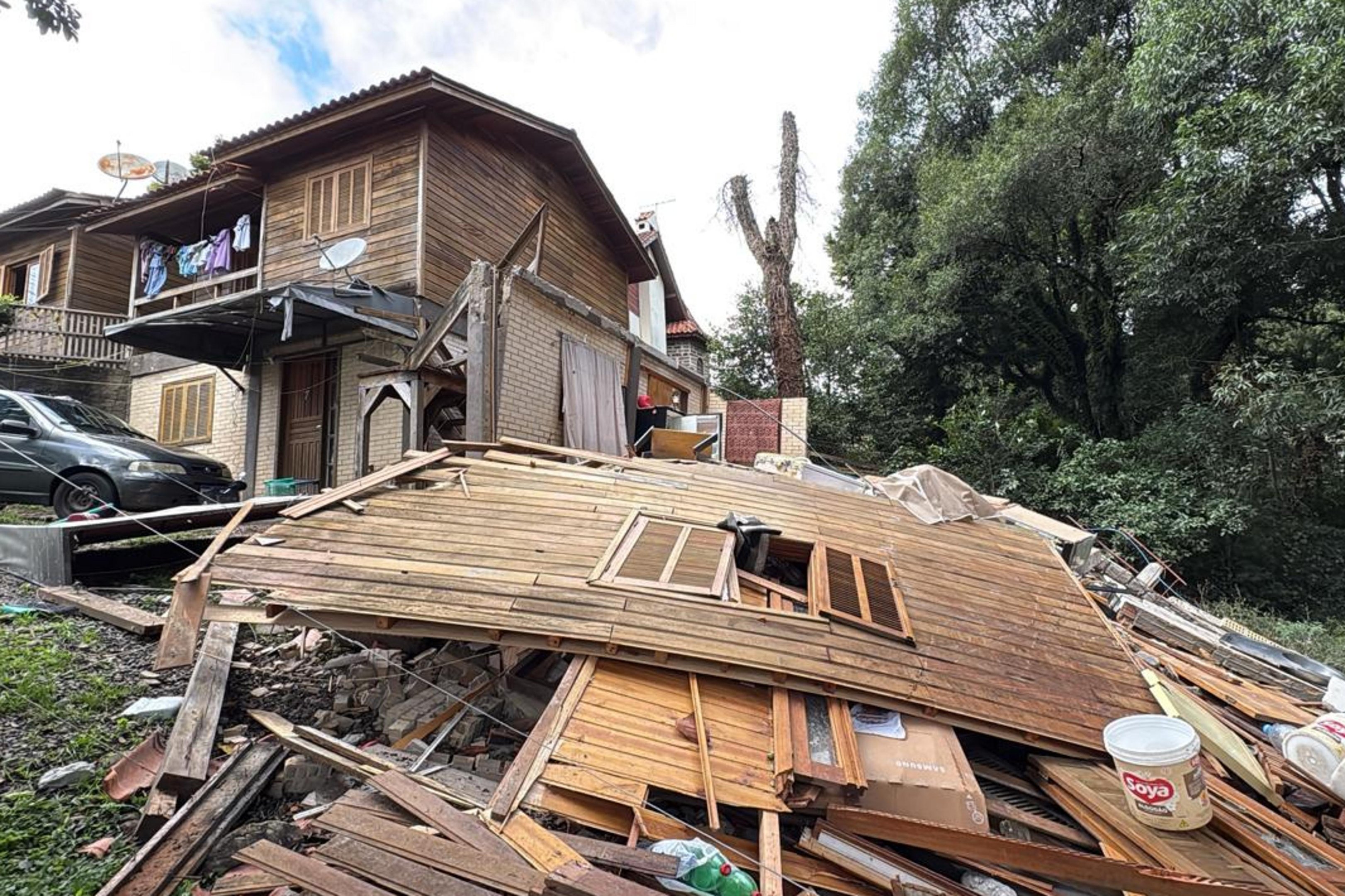 "Em quest&atilde;o de 10 minutos a casa deu o &uacute;ltimo estalo", diz morador da resid&ecirc;ncia que desabou em Gramado
