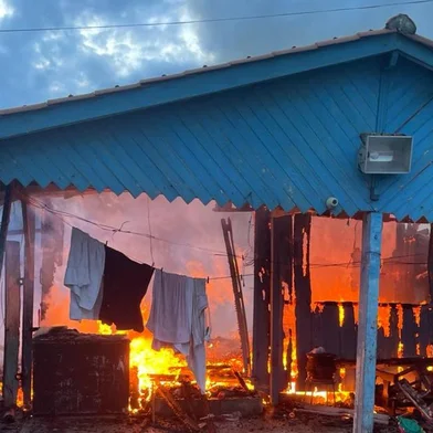 Ataque a tiros deixa cinco mortos e residência incendiada em Cidreira.<!-- NICAID(15731405) -->