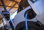 Com alta de 139% nas vendas e aumento na rede de recarga, setor de veículos elétricos consolida expansão