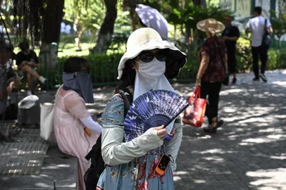 A woman uses a hand fan during hot weather at Gulangyu Island in Xiamen, in Chinas southern Fujian province on July 24, 2022. (Photo by Jade Gao / AFP)Editoria: LIFLocal: XiamenIndexador: JADE GAOSecao: leisure (general)Fonte: AFPFotógrafo: STF<!-- NICAID(15157314) -->