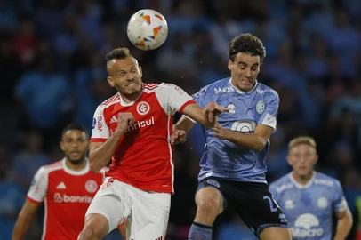 Internacional's defender Rene and Belgrano's midfielder Francisco Gonzalez fight for the ball during the Copa Sudamericana group stage first leg match between Argentina's Belgrano and Brazil's Internacional at the Mario Alberto Kempes stadium in Cordoba, Argentina on April 2, 2024. (Photo by Diego Lima / AFP)Editoria: SPOLocal: CórdobaIndexador: DIEGO LIMASecao: soccerFonte: AFPFotógrafo: STR<!-- NICAID(15723333) -->