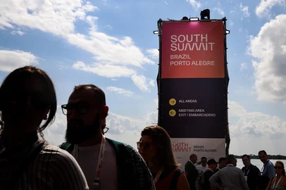 PORTO ALEGRE, RS, Brasil, 10-04-2025: South Summit Brazil 2025 no Cais na orla de Porto Alegre. Ambiental com estudantes e startups. Fotos: Duda Fortes/Agencia RBSIndexador: DF<!-- NICAID(16014289) -->