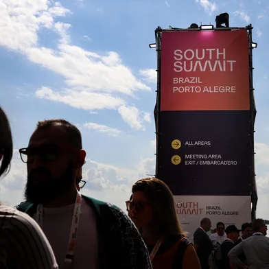 PORTO ALEGRE, RS, Brasil, 10-04-2025: South Summit Brazil 2025 no Cais na orla de Porto Alegre. Ambiental com estudantes e startups. Fotos: Duda Fortes/Agencia RBSIndexador: DF<!-- NICAID(16014289) -->