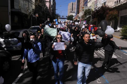 CAXIAS DO SUL, RS, BRASIL, 04/09/2022 - Fotos de manifestação de funcionários da enfermagem. Depois de concentrarem na Praça Dante Alighieri, às 13h30, grupo passou enfrente ao Hospital Pompéia, UPA Central e hospital  Saúde. O motivo é porque não querem pagar o piso salarial. (Marcelo Casagrande/Agência RBS)<!-- NICAID(15196511) -->