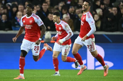 NICOLAS TUCAT / AFP Arsenal's English forward #20 Noni Madueke (L) celebrates after scoring the Arsenal's first goal during the UEFA Champions League, league phase - matchday 6, football match between Club Brugge and Arsenal at the Jan Breydel stadium in Bruges on December 10, 2025. (Photo by NICOLAS TUCAT / AFP)<!-- NICAID(16184420) -->