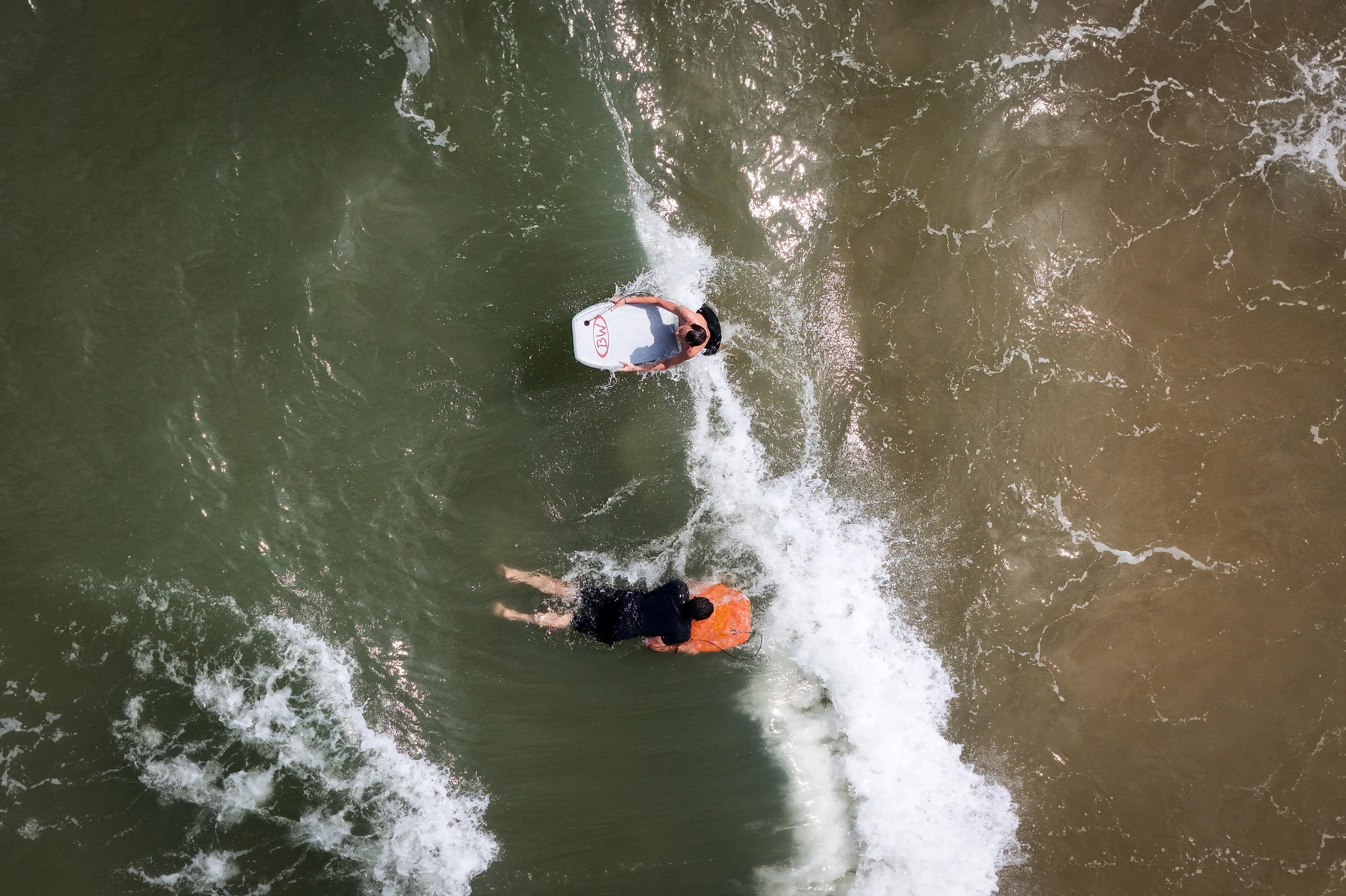 Dia de calor e &aacute;gua limpa atrai veranistas em Arroio do Sal; veja fotos