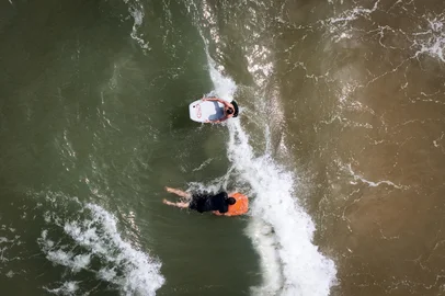 ARROIO DO SAL, RS, BRASIL, 14-01-2026: Dia de calor, sol e água limpa atraem veranistas para Arroio do Sul. (Foto: André Ávila/Agência RBS)<!-- NICAID(16204157) -->