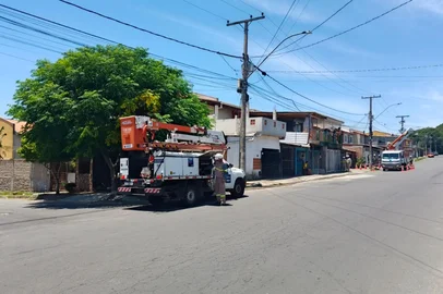 Uma operação da Polícia Civil, com participação do Instituto Geral de Perícias e da CEE Equatorial, desligou a ligação elétrica irregular que abastecia todos os pavilhões do Complexo Cultural do Porto Seco, na zona norte da Capital.<!-- NICAID(16199420) -->