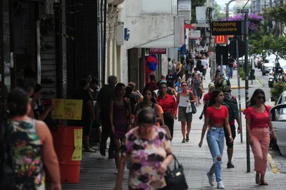 CAXIAS DO SUL, RS, BRASIL, 14/02/2023. Economia de Caxias do Sul teve crescimento de 4,1% em 2022. O Comércio foi o segmento que mais se destacou, com avanço de 11,4% no ano. Na foto, movimento de pessoas e lojas na área central de Caxias do Sul. (Bruno Todeschini/Agência RBS)Indexador: BTK<!-- NICAID(15349347) -->