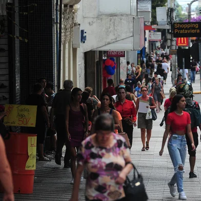 CAXIAS DO SUL, RS, BRASIL, 14/02/2023. Economia de Caxias do Sul teve crescimento de 4,1% em 2022. O Comércio foi o segmento que mais se destacou, com avanço de 11,4% no ano. Na foto, movimento de pessoas e lojas na área central de Caxias do Sul. (Bruno Todeschini/Agência RBS)Indexador: BTK<!-- NICAID(15349347) -->