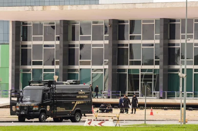 BrasÃ­lia (DF) 14/11/2024 - Policiais periciando o corpo de Francisco Wanderley Luiz, de 59 anos, Ã© retirado da frente do STF,  segundo a PolÃ­cia Civil do DF, Francisco foi autor das explosÃµes ocorridas nesta quarta-feira (13) na PraÃ§a dos TrÃªs Poderes.Foto: Fabio Rodrigues-Pozzebom/Agência Brasil<!-- NICAID(15916111) -->
