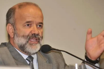 O ministro Dias Toffoli, do Supremo Tribunal Federal (STF), decidiu nesta sexta-feira (15) anular todos os procedimentos contra o ex-tesoureiro do PT João Vaccari Neto na Operação Lava Jato.Toffoli atendeu ao pedido dos advogados para estender a Vaccari as decisões anteriores do ministro que também anularam atos assinados pelo ex-juiz Sergio Moro, então titular da 13ª Vara Federal em Curitiba.<!-- NICAID(16102817) -->