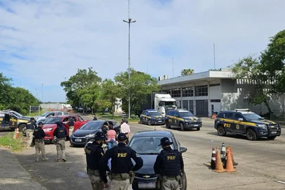 Projeções da PRF indicam alta na passagem de argentinos pela BR-290 neste verão. Na foto, a aduana da Receita Federal na entrada no Brasil via Paso de Los Libres.<!-- NICAID(16188806) -->