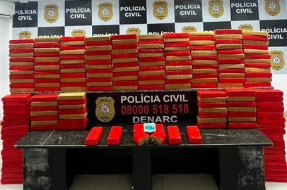 A Polícia Civil interceptou um esquema de tráfico internacional de drogas na madrugada desta terça-feira (10), no município de Tiradentes do Sul, no noroeste do Estado. A ação apreendeu 140 kg de maconha em um casebre, próximo ao Rio Uruguai. De acordo com a polícia, a investigação teria iniciado após o recebimento da informação de que drogas estariam chegando ao Brasil pelo rio.<!-- NICAID(15932949) -->