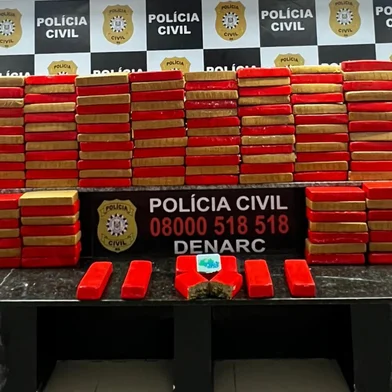 A Polícia Civil interceptou um esquema de tráfico internacional de drogas na madrugada desta terça-feira (10), no município de Tiradentes do Sul, no noroeste do Estado. A ação apreendeu 140 kg de maconha em um casebre, próximo ao Rio Uruguai. De acordo com a polícia, a investigação teria iniciado após o recebimento da informação de que drogas estariam chegando ao Brasil pelo rio.<!-- NICAID(15932949) -->