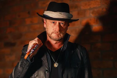 Nesse show o guitarrista Rafa Schüler (ex-Rock de Galpão/Lucille Band) interpreta alguns dos grandes clássicos dos Chorinhos, Milongas e Marchinhas de Carnaval.Na parte dos chorinhos, Rafa presta uma homenagem ao grande guitarrista Pepeu Gomes interpretando algumas músicas do clássico disco "On The Road”, gravado em 1984 e que girou o mundo.Músicas como: Assanhado, Brasileirinho, Tico-Tico no Fubá, Noites Cariocas, Brasileirinho, Mamãe Eu Quero, Cidade Maravilhosa, Felicidade, Milonga Para as Missões entre outras, ganham arranjos escritos especialmente para a guitarra e os sopros. Rafa Schüler é responsável pela direção musical, artística e arranjos do show.<!-- NICAID(15484370) -->