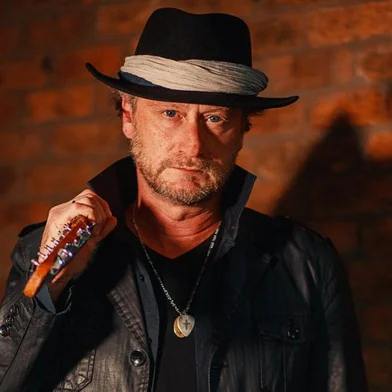 Nesse show o guitarrista Rafa Schüler (ex-Rock de Galpão/Lucille Band) interpreta alguns dos grandes clássicos dos Chorinhos, Milongas e Marchinhas de Carnaval.Na parte dos chorinhos, Rafa presta uma homenagem ao grande guitarrista Pepeu Gomes interpretando algumas músicas do clássico disco "On The Road”, gravado em 1984 e que girou o mundo.Músicas como: Assanhado, Brasileirinho, Tico-Tico no Fubá, Noites Cariocas, Brasileirinho, Mamãe Eu Quero, Cidade Maravilhosa, Felicidade, Milonga Para as Missões entre outras, ganham arranjos escritos especialmente para a guitarra e os sopros. Rafa Schüler é responsável pela direção musical, artística e arranjos do show.<!-- NICAID(15484370) -->