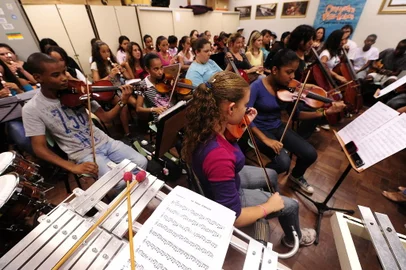 Ensaio da Orquestra Villa-Lobos da escola na Lomba do Pinheiro.<!-- NICAID(8131057) -->