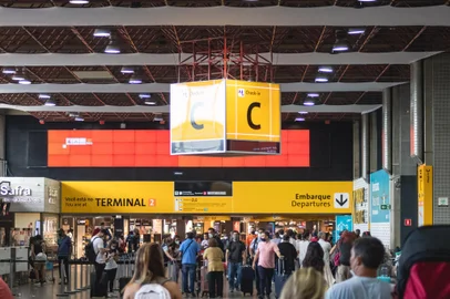 MOVIMENTAÇÃO NO AEROPORTO DE GUARULHOSSP - MOVIMENTAÇÃO/AEROPORTO - GERAL - Movimentação de passageiros no Aeroporto Internacional de Guarulhos na tarde desta sexta (25). A Infraero estima que cerca de 788 mil passageiros devem passar em seus aeroportos durante o feriado do Carnaval, entre os dias 25 de fevereiro e 03 de março de 2022. 25/02/2022 - Foto: YURI MURAKAMI/FOTOARENA/FOTOARENA/ESTADÃO CONTEÚDOEditoria: GERALLocal: GUARULHOSIndexador: YURI MURAKAMIFonte: 2174884Fotógrafo: FOTOARENA<!-- NICAID(15029839) -->