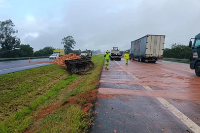 Um acidente com morte causa a interdição parcial da freeway, em Santo Antônio da Patrulha, no Litoral Norte, na manhã desta terça-feira (1º). A ocorrência foi por volta das 5h15min no km 27 da rodovia, pouco depois do trevo de acesso à RS-474, no sentido Litoral-Capital.<!-- NICAID(16356810) -->