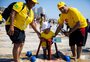 Pessoas com deficiência usam andadores para tomar banho de mar pela primeira vez em Tramandaí