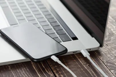 close-up usb cable connect phone and laptop computer new technology conceptFonte: 140022302<!-- NICAID(15246818) -->