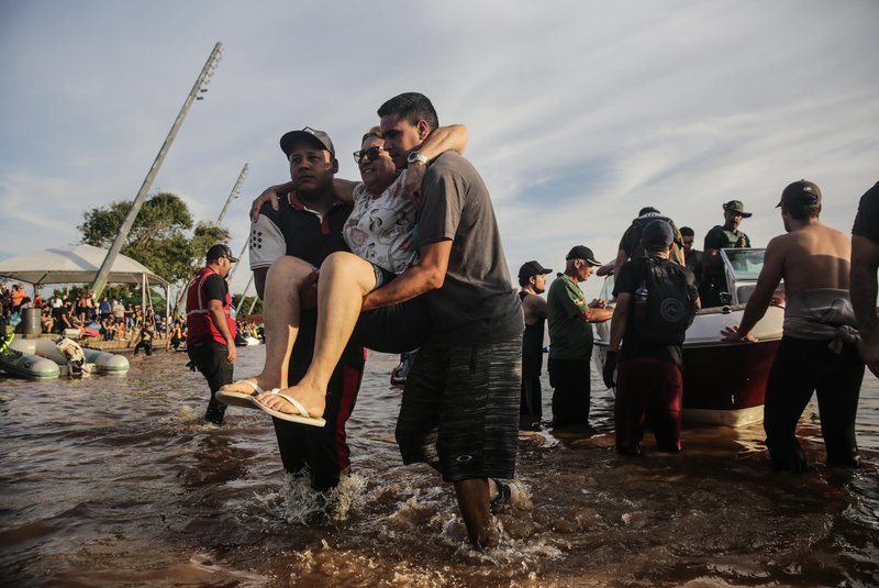 PORTO ALEGRE, RS, BRASIL - 2024.05.07 - Famílias desabrigadas que chegam de resgatadas de barco no gasômetro. (Foto: André Ávila/ Agência RBS)Indexador: Andre Avila<!-- NICAID(15757960) -->
