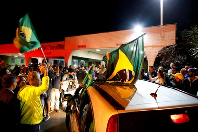 Supporters of former Brazilian President Jair Bolsonaro gather outside his residence in Brasilia on August 4, 2025. A Brazilian judge on August 4, 2025, ordered former president Jair Bolsonaro, who is on trial for coup plotting, to be placed under house arrest for breaking a ban on using social media. (Photo by Sergio LIMA / AFP)Editoria: POLLocal: BrasíliaIndexador: SERGIO LIMASecao: politics (general)Fonte: AFPFotógrafo: STR<!-- NICAID(16094738) -->